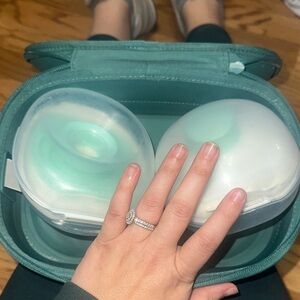 Willow Green Breast Pump Set with 3 batteries and parts